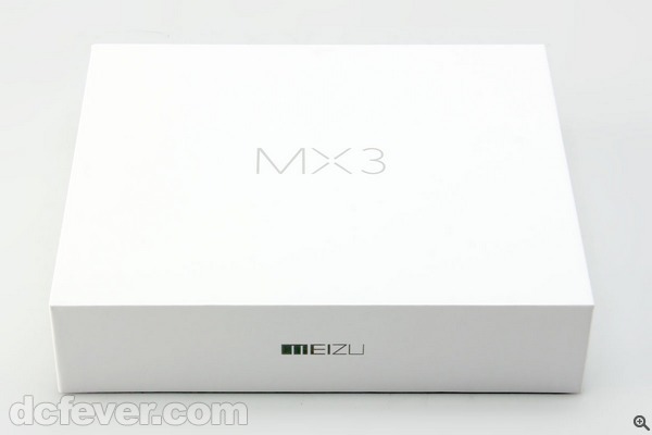 上代 Meizu MX2 的包裝本身也算大，今次 MX3 更加巨型，包裝連相機已 658.5g。但手機本身才 143g，真的有夠誇張。