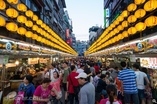 未入夜的基隆夜市， 已經人頭湧湧。漸入黃昏，兩排燈籠也相當有睇頭，最好利用對稱式構圖，加上超廣角及高角度充份發揮了空間感。 (10mm、ISO 800、f/6.3、1/50s)