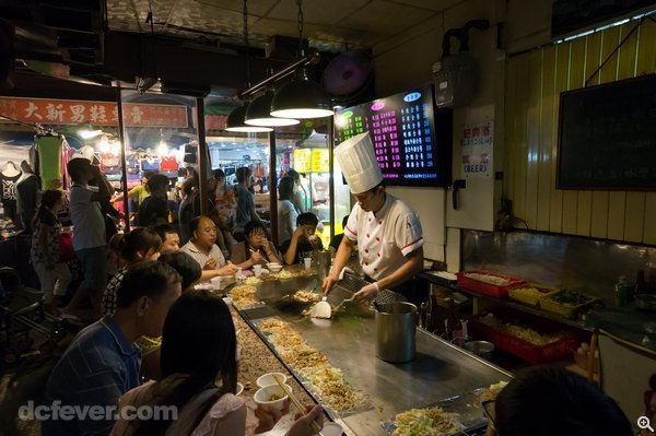 即席鐵板燒，看到光顧人客的數目就知這店的質素。(10mm、ISO 1600、f/5.6、1/80s)