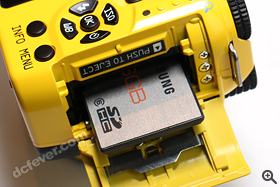 使用 SD/SDHC/SDXC 記憶卡。