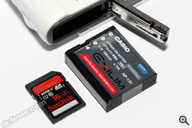 採用 NP-130A 充電池，可拍攝約 470 張。