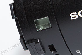 設有一個小型 LCD 顯示電量和記憶卡狀態。