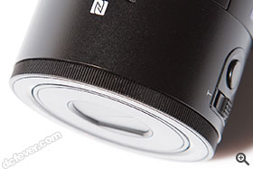 QX100 備有手動對焦環。