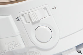 變焦和快門操作和 QX100 一樣，但缺少手動對焦環。