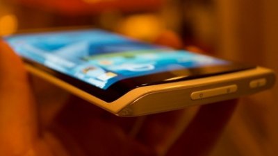 Samsung 弧形屏幕手機將於 10 月登場?