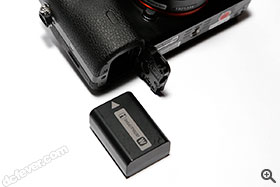 採用 NP-FW50 充電池，可拍攝約 270 張相片。