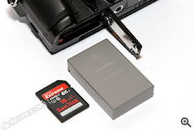 採用 BLS-5 充電池，可拍攝約 410 張相片。
