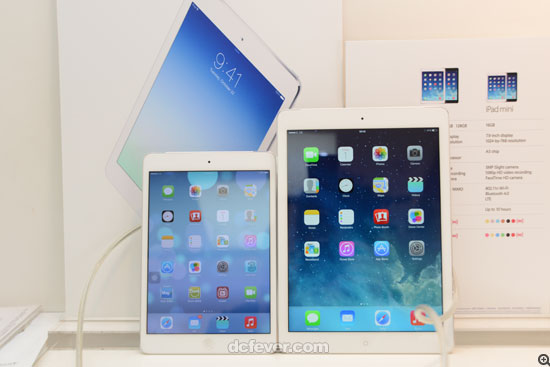 iPad Air (左)與 iPad mimi (右) 比較