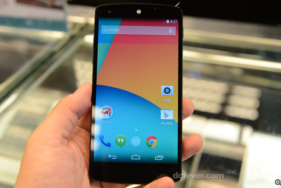 Nexus 5 最大特色是黑色機面聽筒位置是白色
