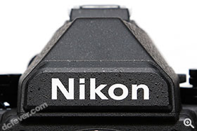 新的 Nikon Df 帶有和 FM2 酷似的尖頂。留意「Nikon」招牌的字形都採用了舊時的設計。