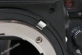 採用備有電子接點的鏡頭時則可以收起耦合桿。