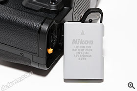 採用 EN-EL14a 充電池，一次充電可拍攝約 1400 張。