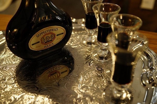 另一間有名的 Seppeltsfield 酒莊,負責人拿了一支釀了 100 年的醇酒讓我們嘗一嘗! (SLT-A99V、ISO4000、35mm、f/4.0、1/80s)