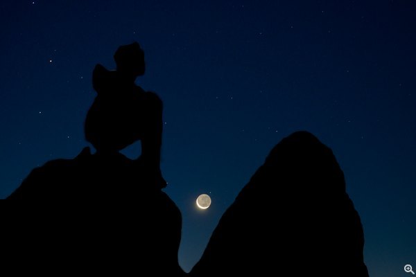 用長鏡把月亮和 Will Cho 一起拍下來(SLT-A99V、ISO640、400mm、f/5.0、6.0s)