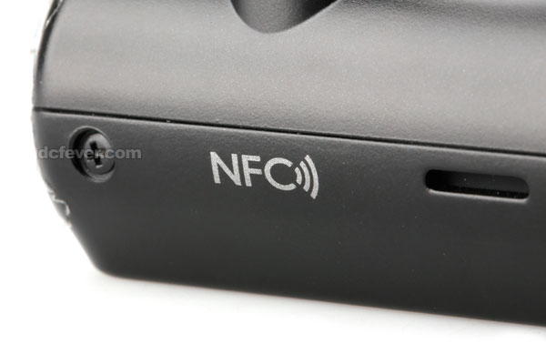 NFC 接觸點位於機身左方