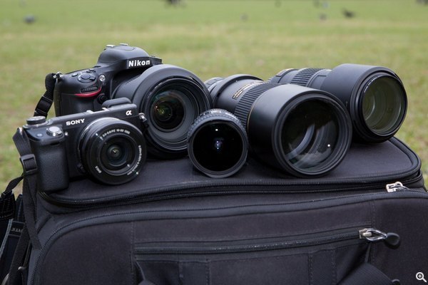 Percy 手上的主要裝備為 Nikon D600，配 24-120mm f/4、70-200mm f/4、300mm f/4(連 2X 增倍鏡) 以及 16mm f/2.8 魚眼鏡頭。還有一部 Sony NEX-6，方便拍低角度。