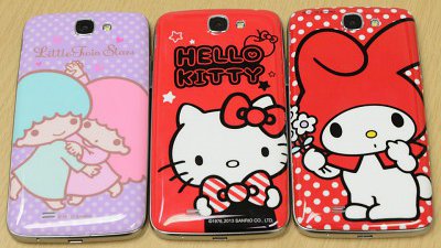 Hello Kitty 等卡通人物同你做朋友：雙咭雙待機配合卡通圖案可以日對夜對