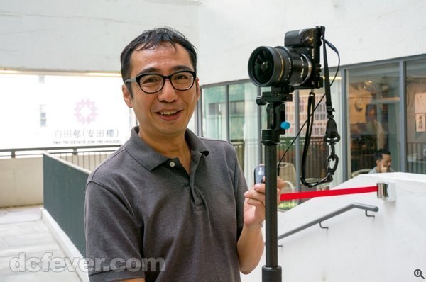 要形容 Johy Choy(蔡旭威) 的攝影手法，我會用「無厘正經」去形容(笑)，因為在他手上的器材很多都要經改裝才去使用，還有是器材都未必是本地現成可買到的。 