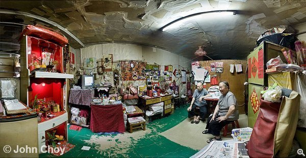 屋村室內環境因為人數較少，還算較容易處理。只要先拍好人物，其他部份就可一張一張地拍攝。 