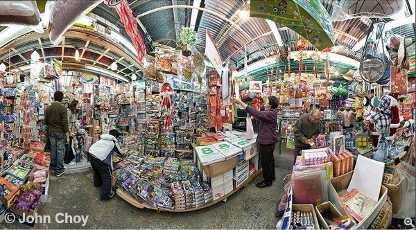 這張作品當日展出時列印高度差不多等身一樣高，幾乎將真實環境足本搬過來，筆者觀看時也花了幾分鐘時間，因為實在有數不清的細節可以慢慢「聞相」。