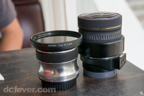 圖左是 Lensbaby，因為有柔焦光圈葉所以被 John 採用；右邊是一支魚眼鏡，方便製作 360° VR 經轉接環用於 NEX-7 身上。