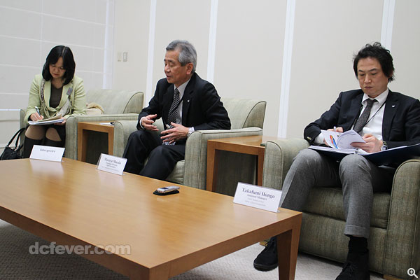 中間為 真榮田 雅也 - 常務董事 影像信息事業本部長。