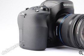 NX 30 特設加厚皮感手柄,握感舒適,適合慣於使用單反相機的用家。