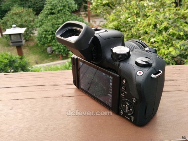 EVF 可向上 80° 翻起,設計為一眾無反中少見,進一步加強烈日下使用的實用性。