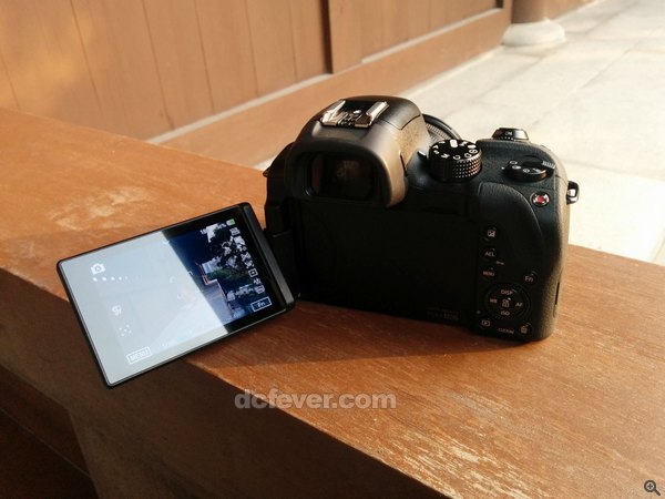 顯示屏為輕觸式設計,可多角度翻轉,用起來確實就手。