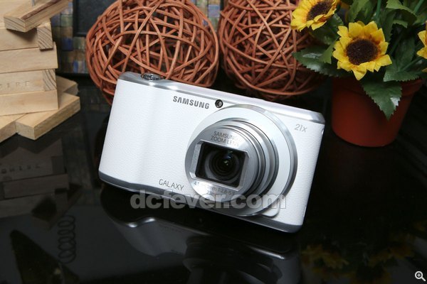 Galaxy Camera 2 一改上代的筆直線條觀感,整體較為圓潤,手握時感覺較佳。