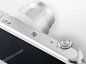 機頂僅得包括閃光燈、開關、快門及變焦撥桿等幾個主要按鍵