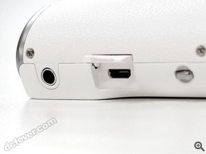 右側設有耳筒插口及 MicroUSB 插口