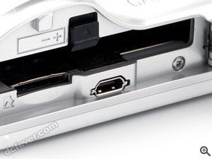 機底設電池蓋,內設有 Mini HDMI 插口