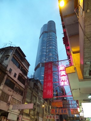 拍建築用廣角段將透視點放於頂部,會相當有氣勢