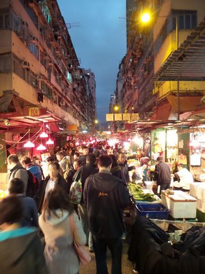 夜拍街市,同樣以 23mm 手持防震拍攝,慢快門形成背景清而人斷流動的對比效果
