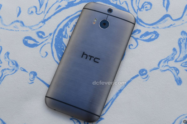 HTC One (M8) 採用一體成型金屬機身