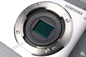 採用一片 1 吋的 2050 萬像背照式 CMOS。