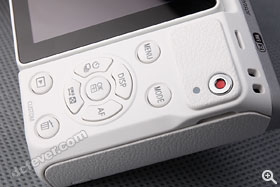 機背按鈕佈局跟 DC 相似。