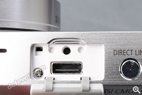 機頂設有專用外接閃光燈接口。