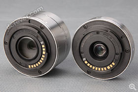 可能因為輕巧的原因，鏡頭用上塑膠接環。