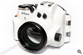 Nikon 亦為 J4 推出專用潛水殼，在水中都可以進行大部分操作，而且支援內閃在水中進行補光。