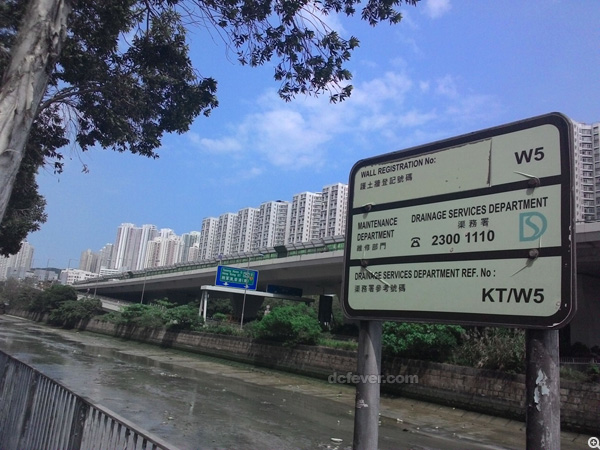 自動拍攝的亮度比實際環境暗