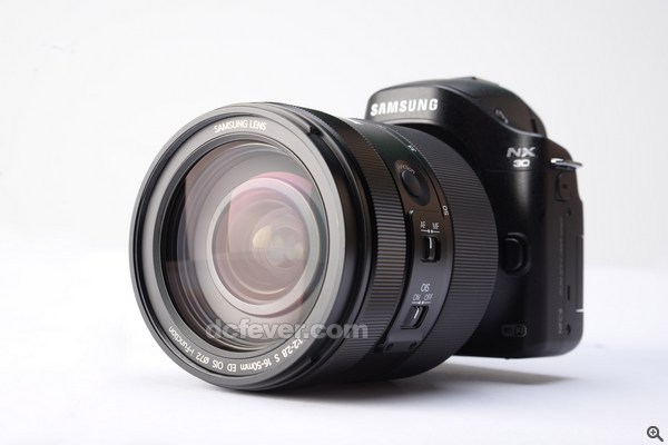 鏡頭充滿霸氣，NX 30 好像也變得纖小了。