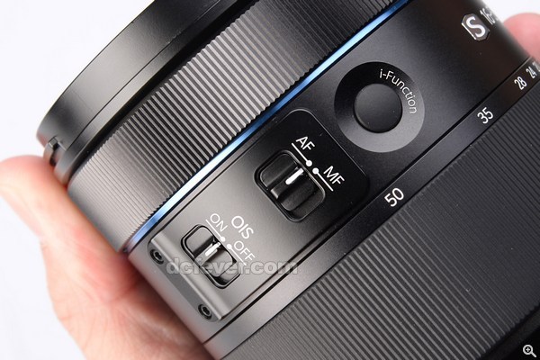 鏡頭有側面除了有 i-Function 快速按鍵，也有 OIS 防手震開關。 