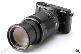 即使是配上最高階的 Nikon 1 V3，鏡頭仍顯得較為碩大。
