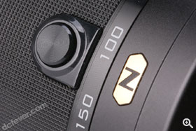 鏡頭採用伸縮設計，有一個解鎖鍵。旁邊可以見到 Nano-Crystal Coating 的「N」字標誌。
