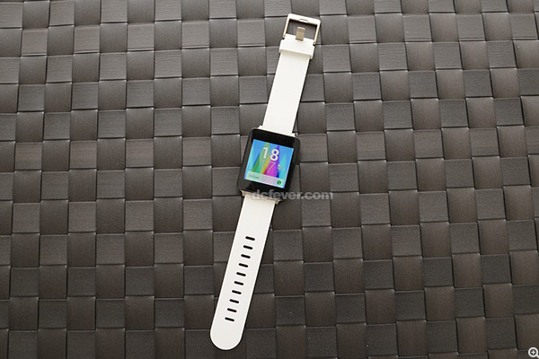 LG G Watch 採用方面設計