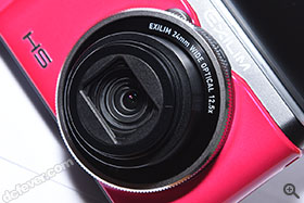 採用一支等效 24-300mm 鏡頭，留意鏡頭位置設有控制環。