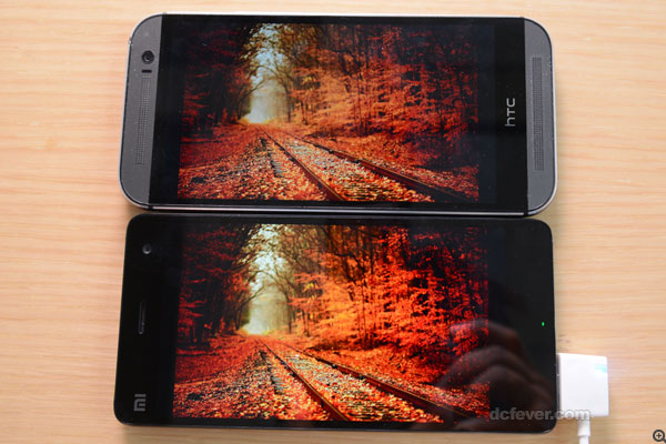 小米 4 屏幕所顯示的紅色較鮮，HTC One M8 比較貼近原圖 (上 M8 下小米 4)