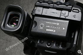 SD 卡槽則位於機背。